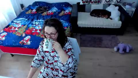 Snapshot of squirt_kimmm chatting on 12-05-25, 09:40 Kim online show from 12-05-25, 09:40