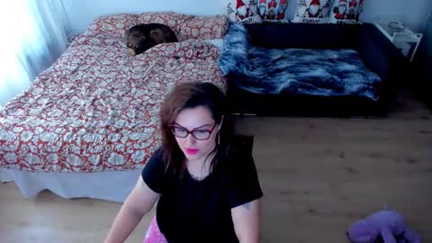 Snapshot of squirt_kimmm chatting on 12-16-25, 09:25 Kim online show from 12-16-25, 09:25