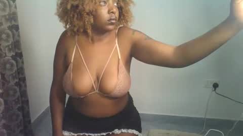 Snapshot of squish_sexy chatting on 05-31-26, 07:04 Sexy muna online show from 05-31-26, 07:04