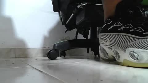Snapshot of srfindomfeet_ chatting on 05-04-26, 11:23 sr master cum its my old account online show from 05-04-26, 11:23