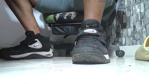 Snapshot of srfindomfeet_ chatting on 05-19-26, 05:52 sr master cum its my old account online show from 05-19-26, 05:52