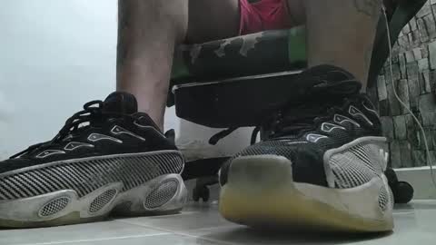 Snapshot of srfindomfeet_ chatting on 05-25-26, 04:18 sr master cum its my old account online show from 05-25-26, 04:18