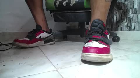 Snapshot of srfindomfeet_ chatting on 06-04-26, 04:02 sr master cum its my old account online show from 06-04-26, 04:02