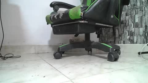 Snapshot of srfindomfeet_ chatting on 06-05-26, 06:02 sr master cum its my old account online show from 06-05-26, 06:02