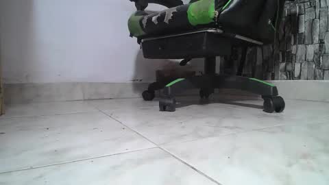 Snapshot of srfindomfeet_ chatting on 06-08-26, 05:02 sr master cum its my old account online show from 06-08-26, 05:02