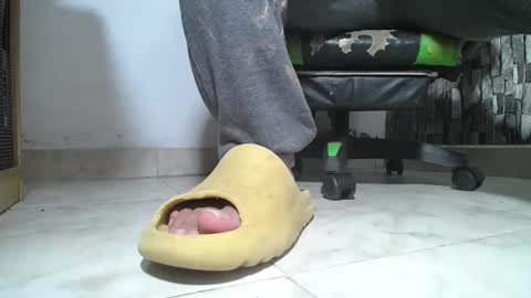 Snapshot of srfindomfeet_ chatting on 06-09-26, 05:08 sr master cum its my old account online show from 06-09-26, 05:08