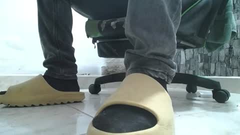 Snapshot of srfindomfeet_ chatting on 06-13-26, 07:39 sr master cum its my old account online show from 06-13-26, 07:39