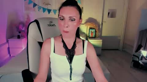 Snapshot of steaflers_mom chatting on 10-06-25, 07:06 steaflers_mom online show from 10-06-25, 07:06