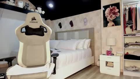 Zuly online show from 11-18-25, 01:11