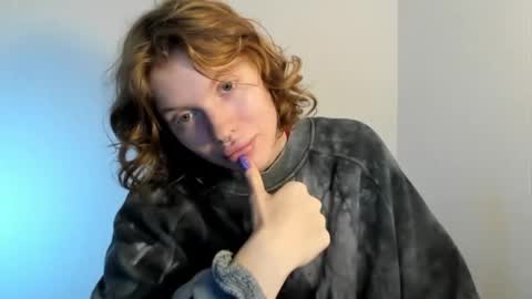 Snapshot of stellaswen chatting on 10-10-25, 08:35 S T E L L A online show from 10-10-25, 08:35