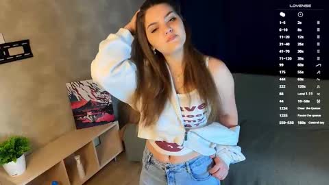 Snapshot of stephanieemiller chatting on 10-19-25, 01:39 Steph online show from 10-19-25, 01:39