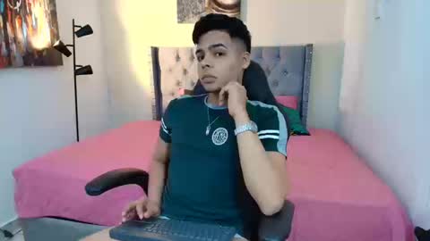 Snapshot of stewart_mateo_ chatting on 10-17-25, 02:15 stewart online show from 10-17-25, 02:15