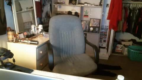 Snapshot of stickey4areason chatting on 12-28-24, 01:29 stickey online show from 12-28-24, 01:29