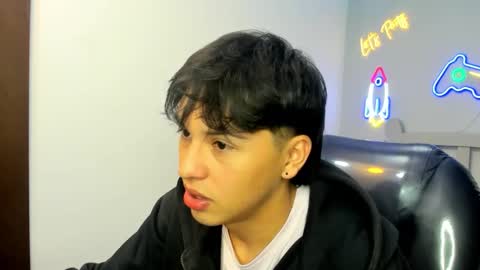 Snapshot of stiwentwink chatting on 10-11-25, 01:42 Stiwen online show from 10-11-25, 01:42