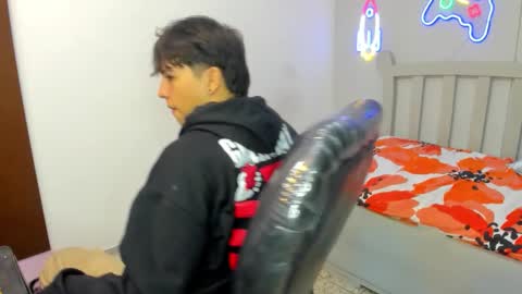 Snapshot of stiwentwink chatting on 10-22-25, 02:17 Stiwen online show from 10-22-25, 02:17