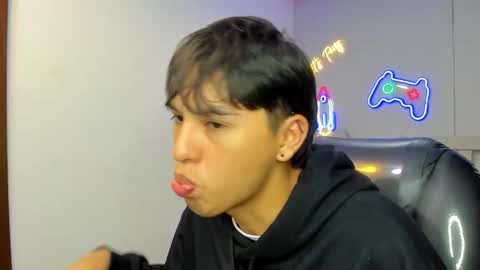 Snapshot of stiwentwink chatting on 10-27-25, 02:32 Stiwen online show from 10-27-25, 02:32