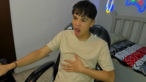 Snapshot of stiwentwink chatting on 11-12-25, 02:17 Stiwen online show from 11-12-25, 02:17