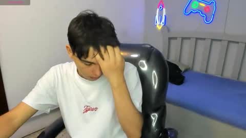 Snapshot of stiwentwink chatting on 11-18-25, 04:55 Stiwen online show from 11-18-25, 04:55