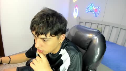 Snapshot of stiwentwink chatting on 11-21-25, 04:16 Stiwen online show from 11-21-25, 04:16