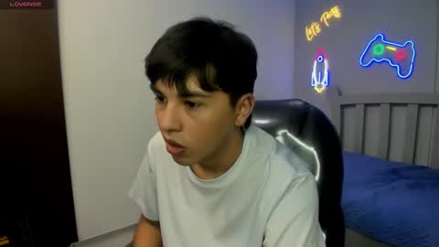 Snapshot of stiwentwink chatting on 11-25-25, 03:34 Stiwen online show from 11-25-25, 03:34