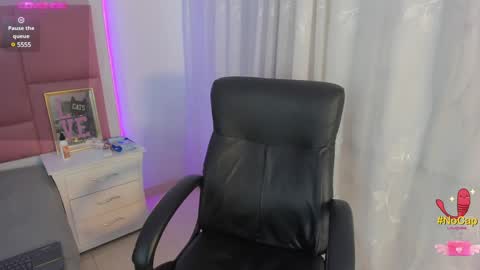 Snapshot of stormihills chatting on 01-10-25, 01:32 Sweety Stormi  online show from 01-10-25, 01:32