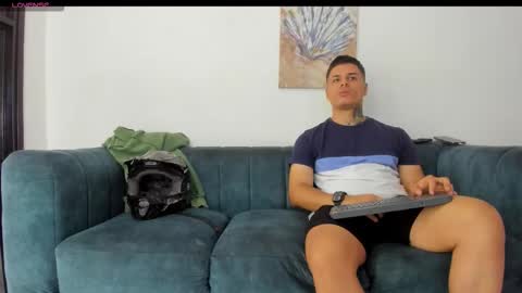 Snapshot of straight__friends chatting on 10-15-25, 01:44 straight__friends online show from 10-15-25, 01:44