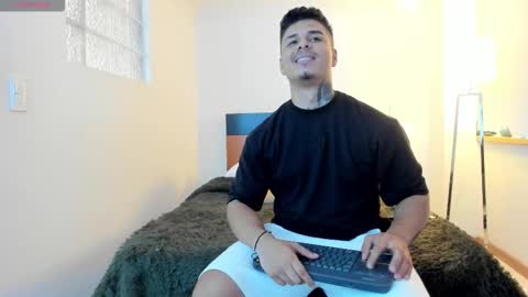 Snapshot of straight__friends chatting on 11-19-25, 08:31 straight__friends online show from 11-19-25, 08:31