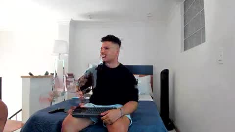 Snapshot of straight__friends chatting on 11-20-25, 02:28 straight__friends online show from 11-20-25, 02:28