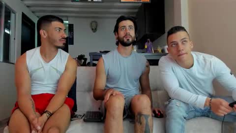 Snapshot of straight__friends chatting on 12-02-25, 11:00 straight__friends online show from 12-02-25, 11:00