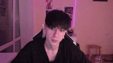 Snapshot of stralght_twinks chatting on 12-02-24, 12:09 Ray online show from 12-02-24, 12:09