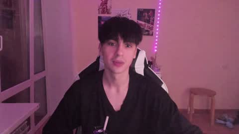 Snapshot of stralght_twinks chatting on 12-02-24, 11:29 Ray online show from 12-02-24, 11:29