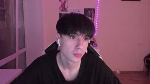 Snapshot of stralght_twinks chatting on 12-04-24, 01:47 Ray online show from 12-04-24, 01:47