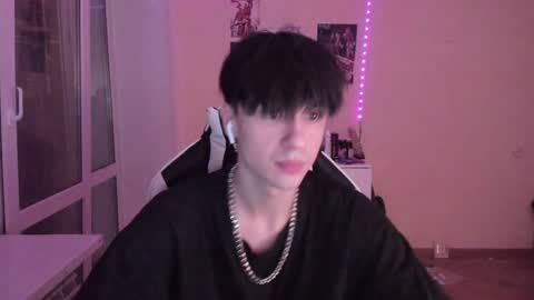 Snapshot of stralght_twinks chatting on 12-07-24, 04:42 Ray online show from 12-07-24, 04:42