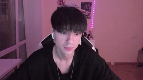 Snapshot of stralght_twinks chatting on 12-08-24, 03:32 Ray online show from 12-08-24, 03:32