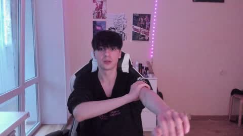 Snapshot of stralght_twinks chatting on 12-09-24, 07:39 Ray online show from 12-09-24, 07:39