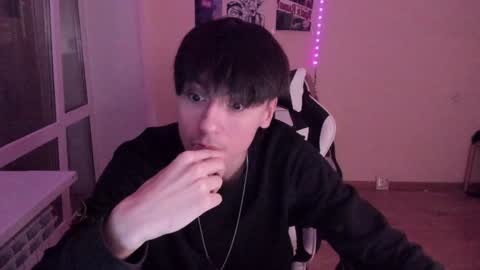 Snapshot of stralght_twinks chatting on 12-09-24, 01:45 Ray online show from 12-09-24, 01:45