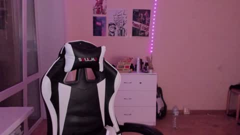 Snapshot of stralght_twinks chatting on 12-10-24, 05:28 Ray online show from 12-10-24, 05:28