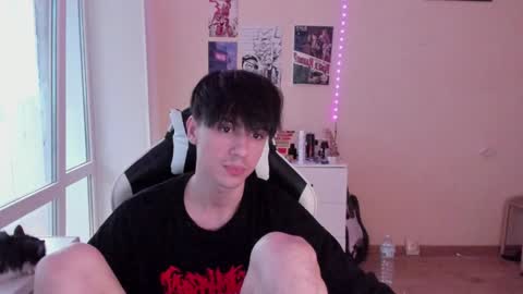 Snapshot of stralght_twinks chatting on 12-10-24, 11:32 Ray online show from 12-10-24, 11:32