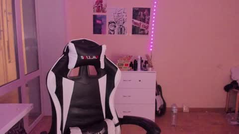 Snapshot of stralght_twinks chatting on 12-12-24, 06:14 Ray online show from 12-12-24, 06:14