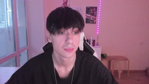 Snapshot of stralght_twinks chatting on 12-15-24, 07:24 Ray online show from 12-15-24, 07:24