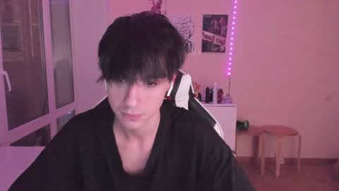 Snapshot of stralght_twinks chatting on 12-18-24, 12:10 Ray online show from 12-18-24, 12:10