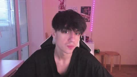 Snapshot of stralght_twinks chatting on 12-19-24, 12:34 Ray online show from 12-19-24, 12:34