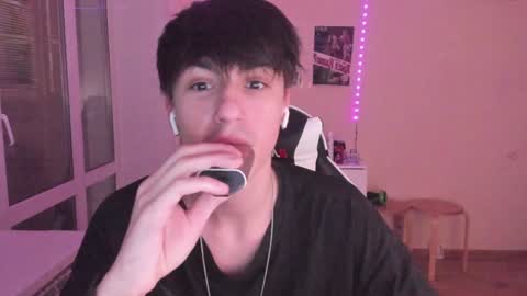 Snapshot of stralght_twinks chatting on 12-19-24, 10:32 Ray online show from 12-19-24, 10:32