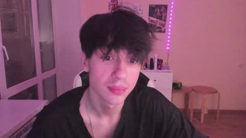 Snapshot of stralght_twinks chatting on 12-20-24, 01:36 Ray online show from 12-20-24, 01:36