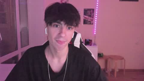 Snapshot of stralght_twinks chatting on 12-20-24, 11:37 Ray online show from 12-20-24, 11:37