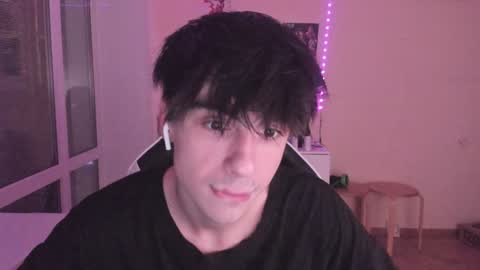 Snapshot of stralght_twinks chatting on 12-25-24, 12:16 Ray online show from 12-25-24, 12:16