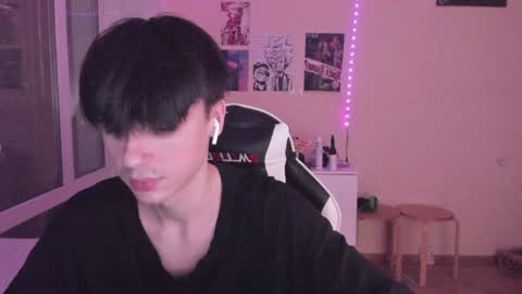 Snapshot of stralght_twinks chatting on 12-25-24, 03:29 Ray online show from 12-25-24, 03:29