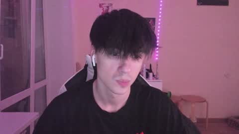 Snapshot of stralght_twinks chatting on 12-26-24, 11:35 Ray online show from 12-26-24, 11:35