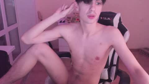 Snapshot of stralght_twinks chatting on 12-27-24, 05:42 Ray online show from 12-27-24, 05:42