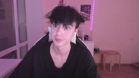 Snapshot of stralght_twinks chatting on 12-28-24, 12:47 Ray online show from 12-28-24, 12:47